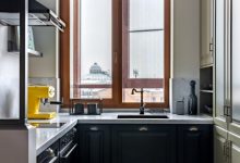 Фото - П-образная кухня, межкомнатные окна и встроенные системы хранения в двушке 47 м²