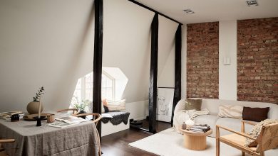 Фото - Скошенные потолки, кирпичная стена и гардеробная комната: интересна мансарда в Швеции (42 кв. м)