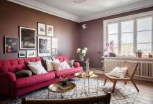 Фото - Гостиная с красным диваном и просторная мансарда: квартира в Гётеборге