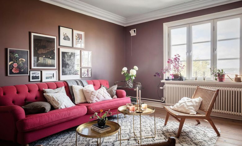 Фото - Гостиная с красным диваном и просторная мансарда: квартира в Гётеборге